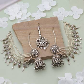 Gold color kundan earrings tikka set 2