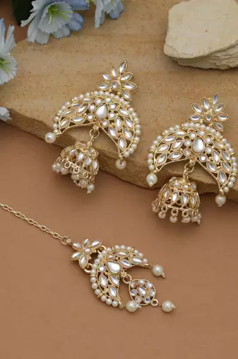 White color kundan earrings tikka set