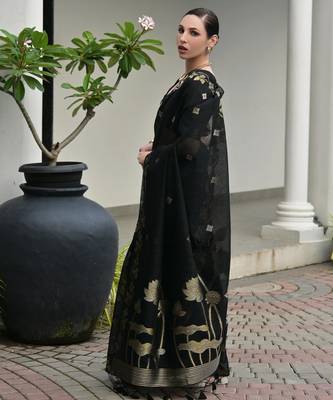 black solid linen saree with blouse 5