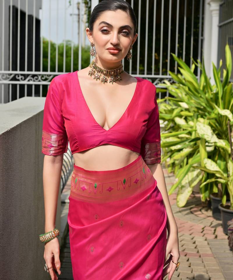 Pink solid silk blend saree with blouse