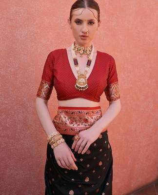 Black solid silk blend saree with blouse 4