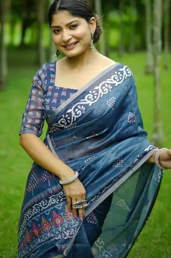 royal blue solid silk blend saree with blouse