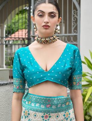 Green solid silk blend saree with blouse 3