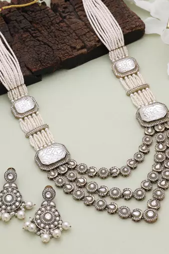 White cultural kundan necklace set