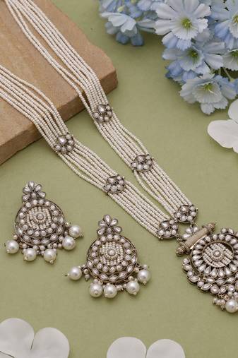 White ethnic kundan necklace set