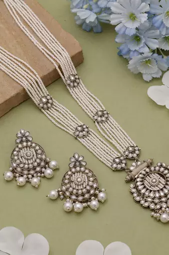 White ethnic kundan necklace set