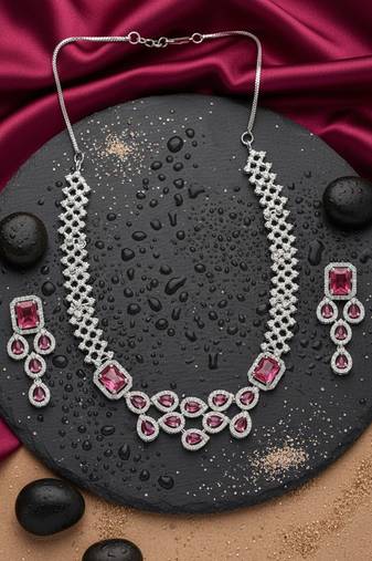 Red ad studded leaf necklace set