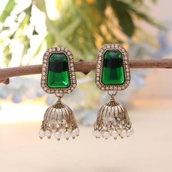 Green color fashion earrings 1