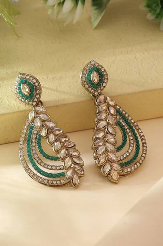 Green color fashion earrings