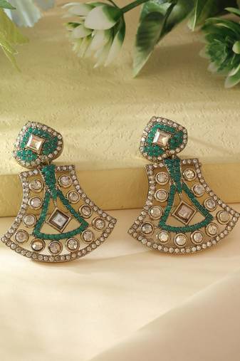 Green color fashion earrings