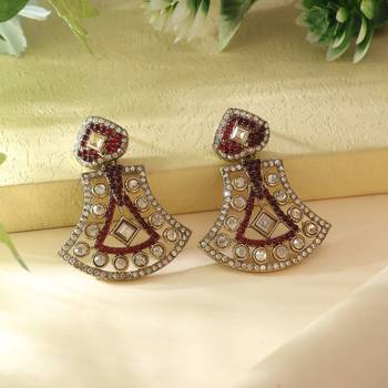 Maroon color fashion earrings 1