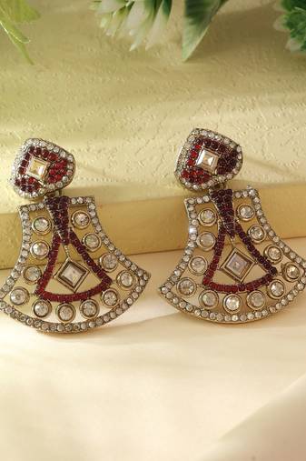 Maroon color fashion earrings