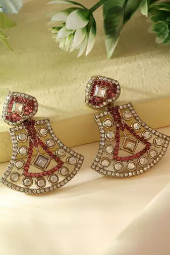 Magenta color fashion earrings