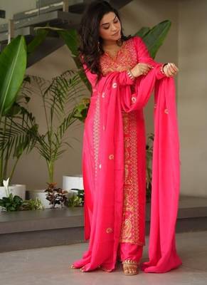 Floral embroidered round neck crepe kurta trosuer & dupatta set 2