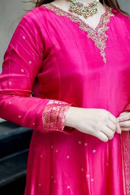 Floral embroidered v neck silk blend kurta trosuer & dupatta set 3