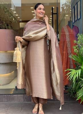 Floral embroidered round neck tissue kurta trosuer & dupatta set 2