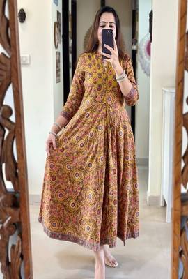 Floral embroidered round neck  cotton kurta trosuer & dupatta set 2