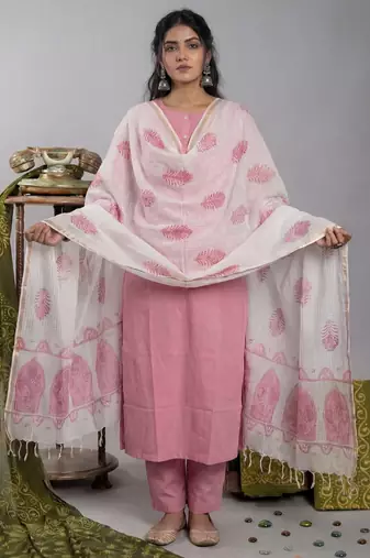 Yufta peach silk blend straight kurta pant with handblock print kota doriya dupatta set