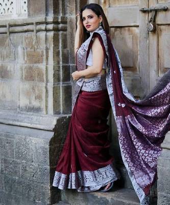 marroon grey silk blend banarasi saree with unstitched blouse piece 4