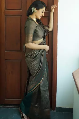 green silk blend banarasi saree with unstitched blouse piece