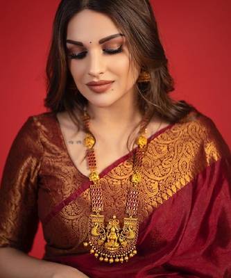 Maroon silk blend banarasi saree with unstitched blouse piece 5