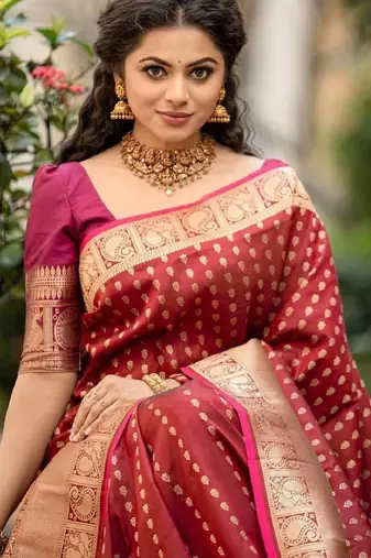 maroon silk blend banarasi saree with unstitched blouse piece