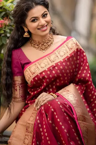 maroon silk blend banarasi saree with unstitched blouse piece
