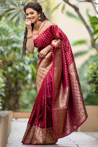 maroon silk blend banarasi saree with unstitched blouse piece