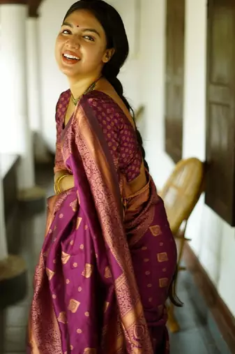 wine silk blend banarasi saree with unstitched blouse piece