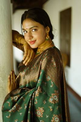 green silk blend banarasi saree with unstitched blouse piece 3