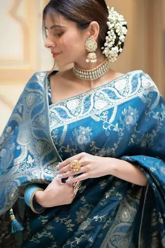 morpich silk blend banarasi saree with unstitched blouse piece