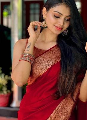 red silk blend banarasi saree with unstitched blouse piece 4
