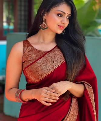 red silk blend banarasi saree with unstitched blouse piece 5
