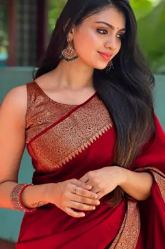 red silk blend banarasi saree with unstitched blouse piece