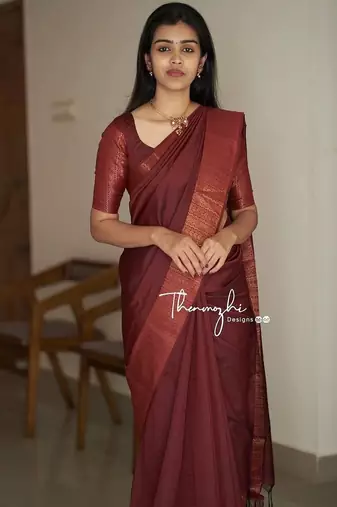 maroon silk blend banarasi saree with unstitched blouse piece