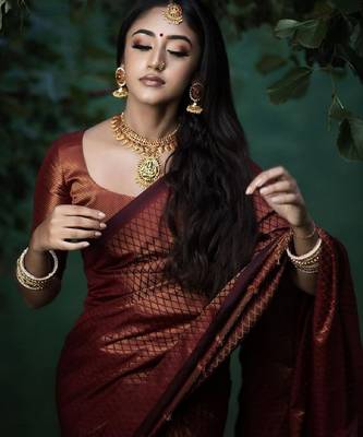 maroon silk blend banarasi saree with unstitched blouse piece 5