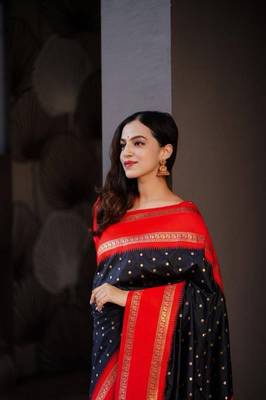 black red silk blend banarasi saree with unstitched blouse piece 4