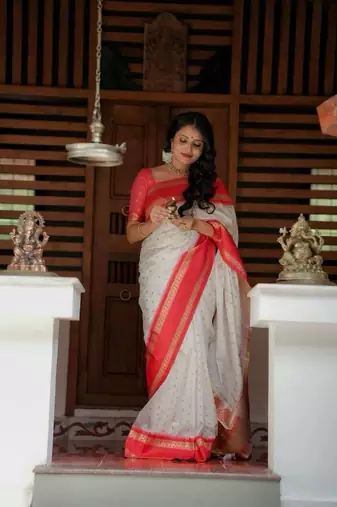 white red silk blend banarasi saree with unstitched blouse piece