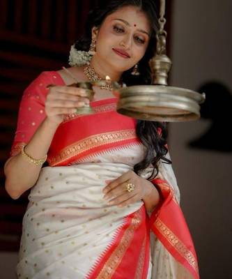 white red silk blend banarasi saree with unstitched blouse piece 3