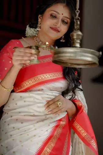 white red silk blend banarasi saree with unstitched blouse piece