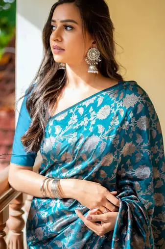 rama silk blend banarasi saree with unstitched blouse piece