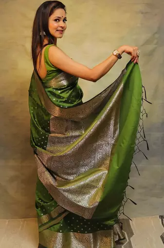 mehendi silk blend banarasi saree with unstitched blouse piece