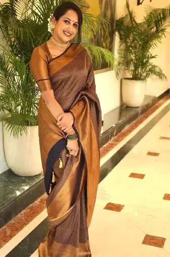 gold silk blend banarasi saree with unstitched blouse piece