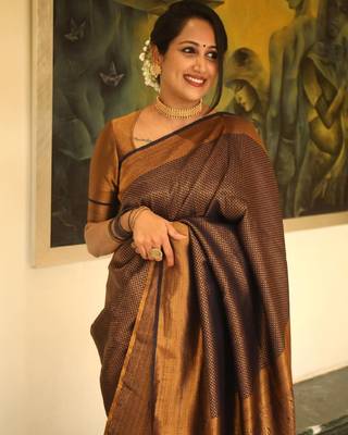 gold silk blend banarasi saree with unstitched blouse piece 5