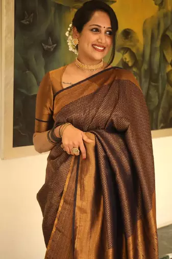 gold silk blend banarasi saree with unstitched blouse piece