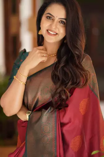 green silk blend banarasi saree with unstitched blouse piece