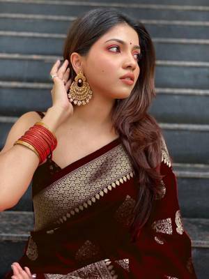 maroon silk blend banarasi saree with unstitched blouse piece 5