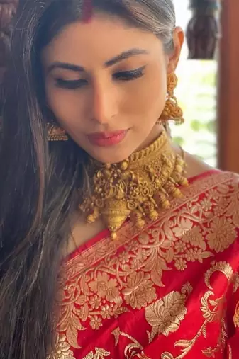 red silk blend banarasi saree with unstitched blouse piece