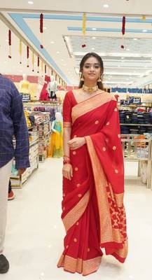 red silk blend banarasi saree with unstitched blouse piece 3