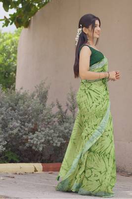 green shibori geometric print cotton blend saree with blouse piece 3